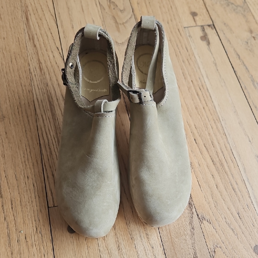 No. 6 Cream Mules & Clogs